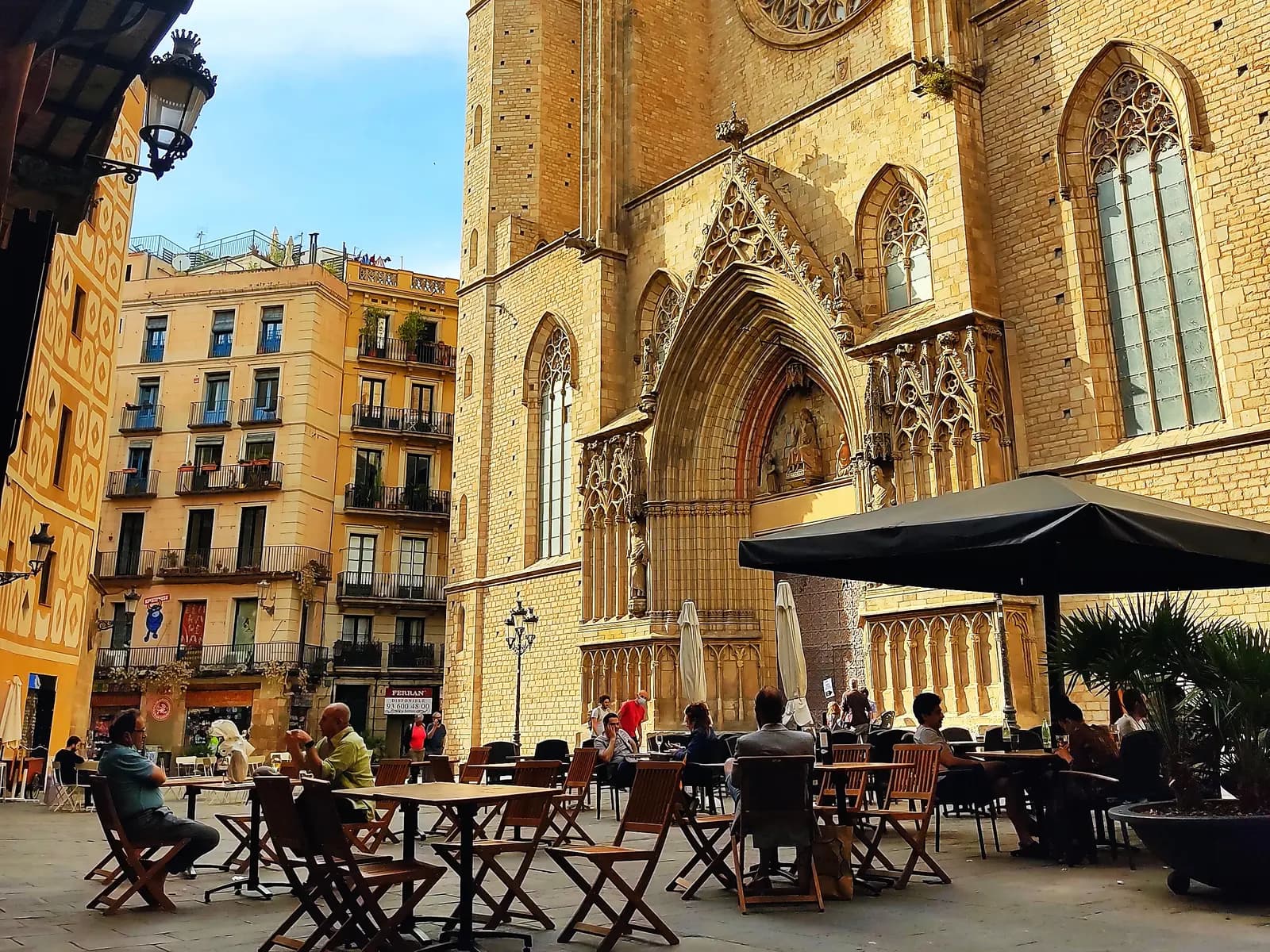 Santa Maria del Mar alzándose sobre las terrazas de su plaza
