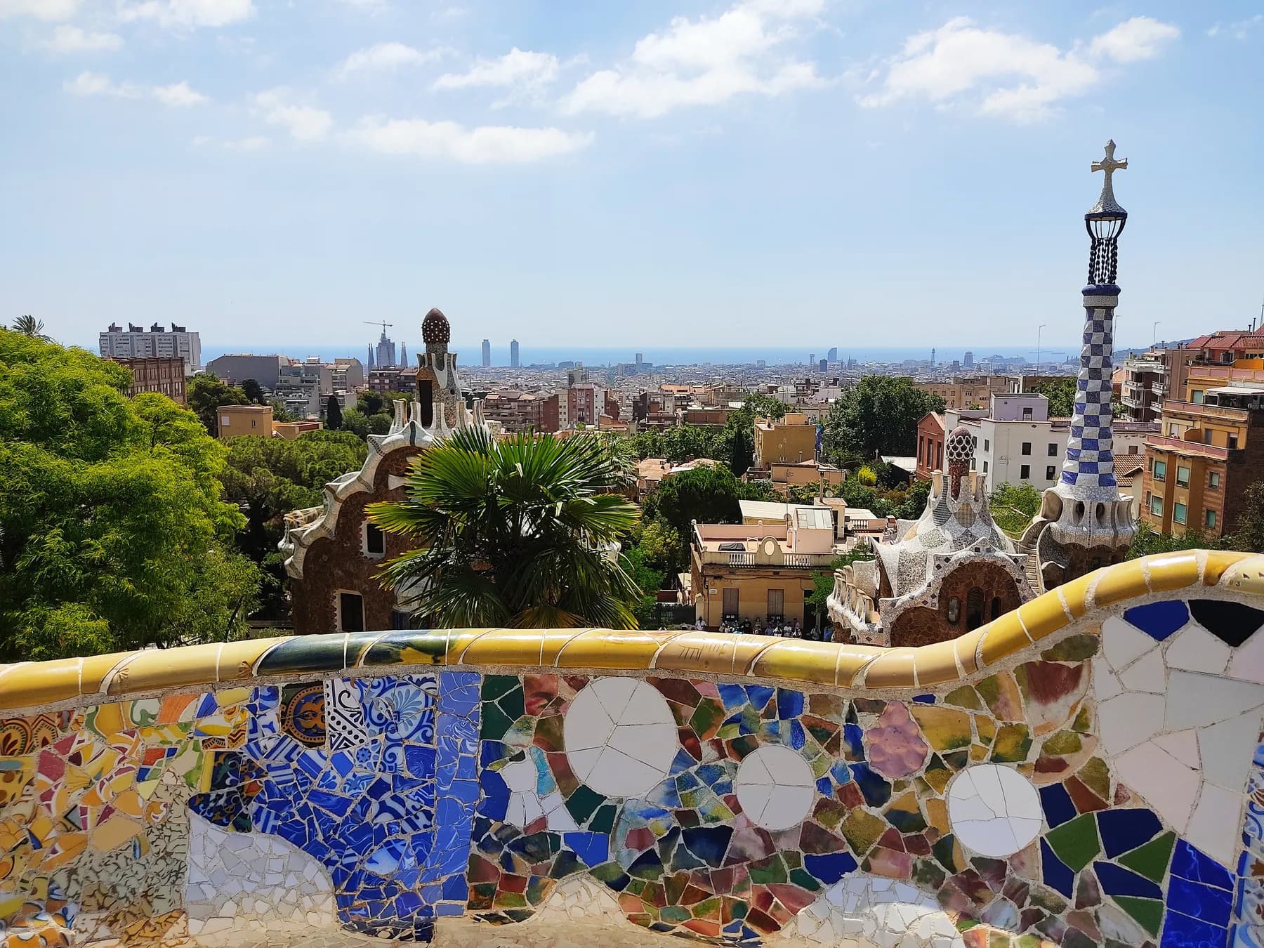 El banco ondulante de mosaico que rodea la plaza sobre la ciudad