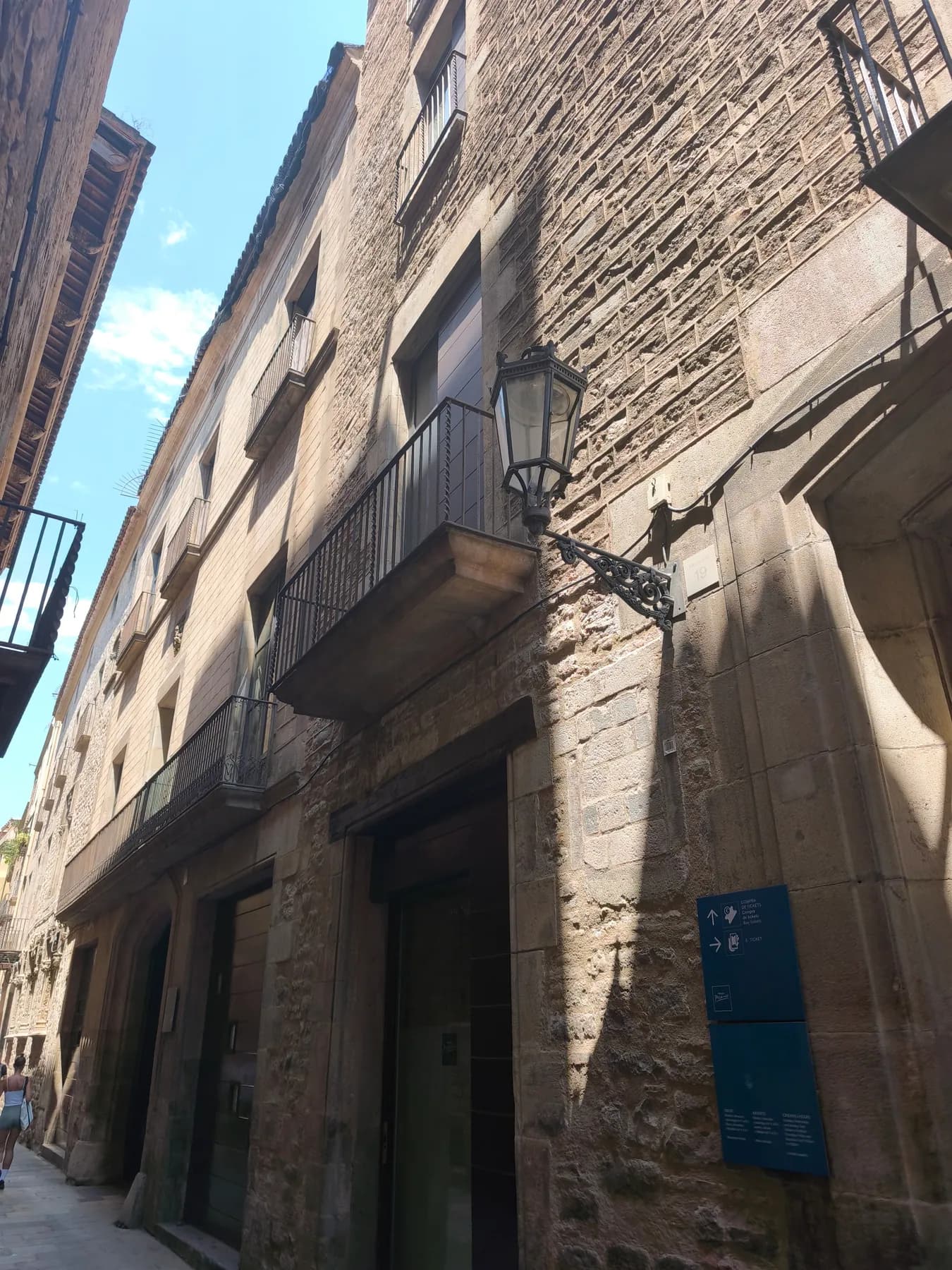 La calle Montcada, la vía medieval de palacios de piedra donde está el museo