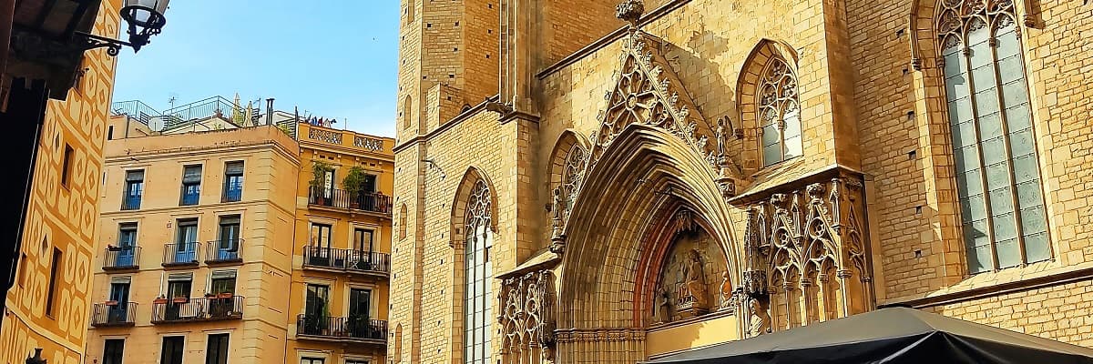 The façade of Santa Maria del Mar in golden light