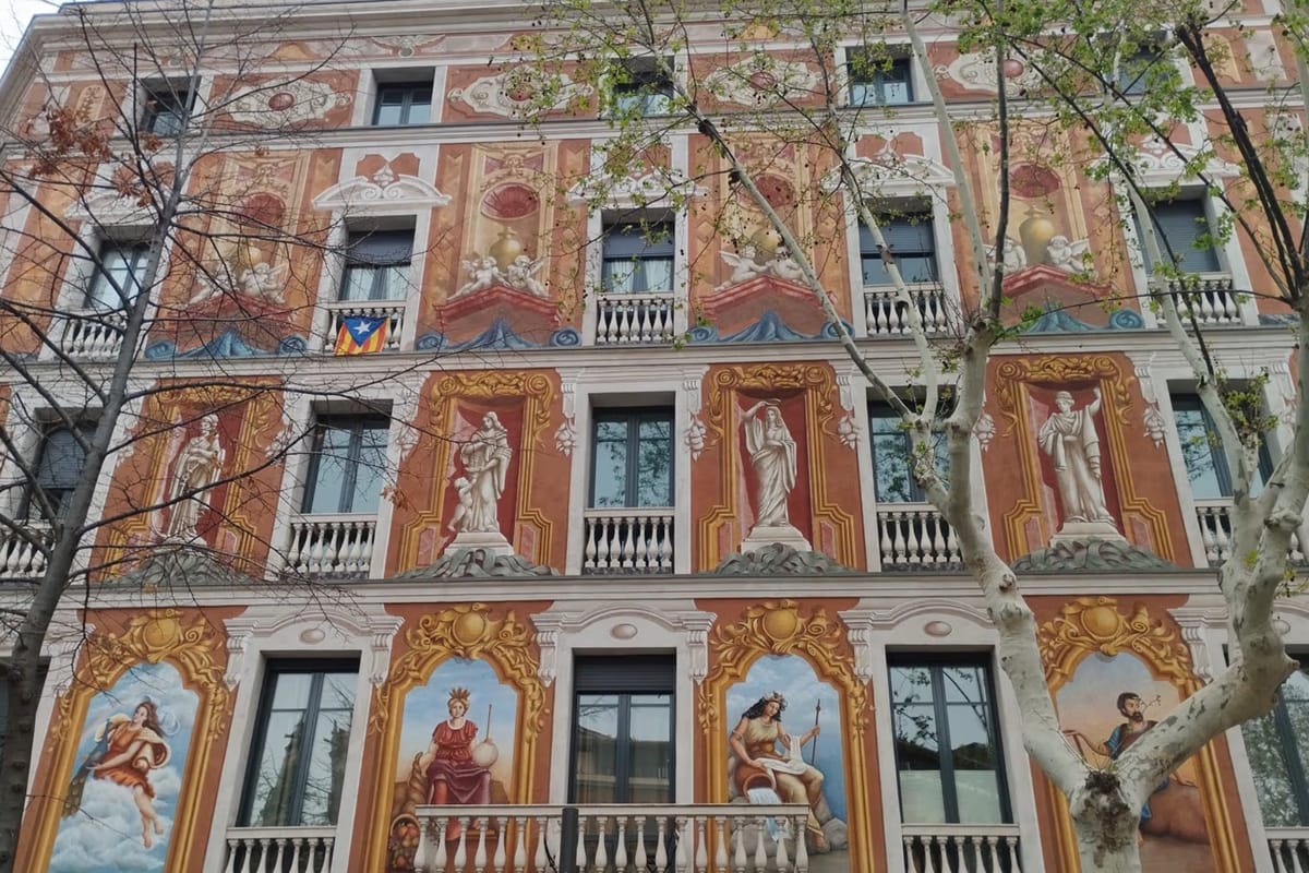 Una fachada residencial modernista ricamente pintada en el Eixample de Barcelona
