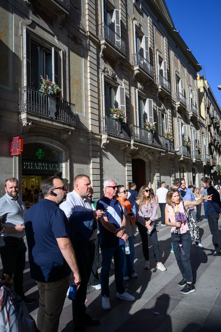 A guided group in the streets of the old town — Photo © A. Bofill