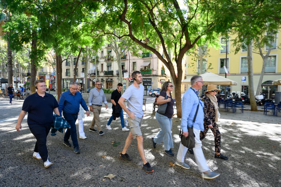 A guide with visitors before a Modernist landmark — Photo © A. Bofill
