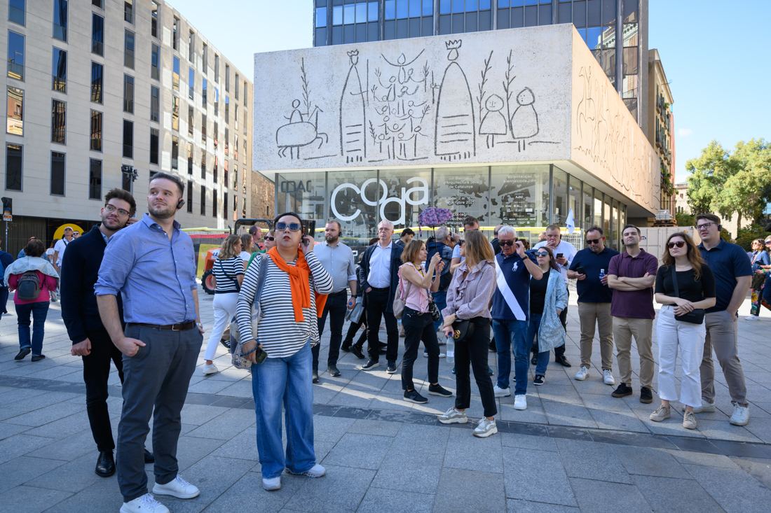 A private group with their Official Guide of Catalonia — Photo © A. Bofill
