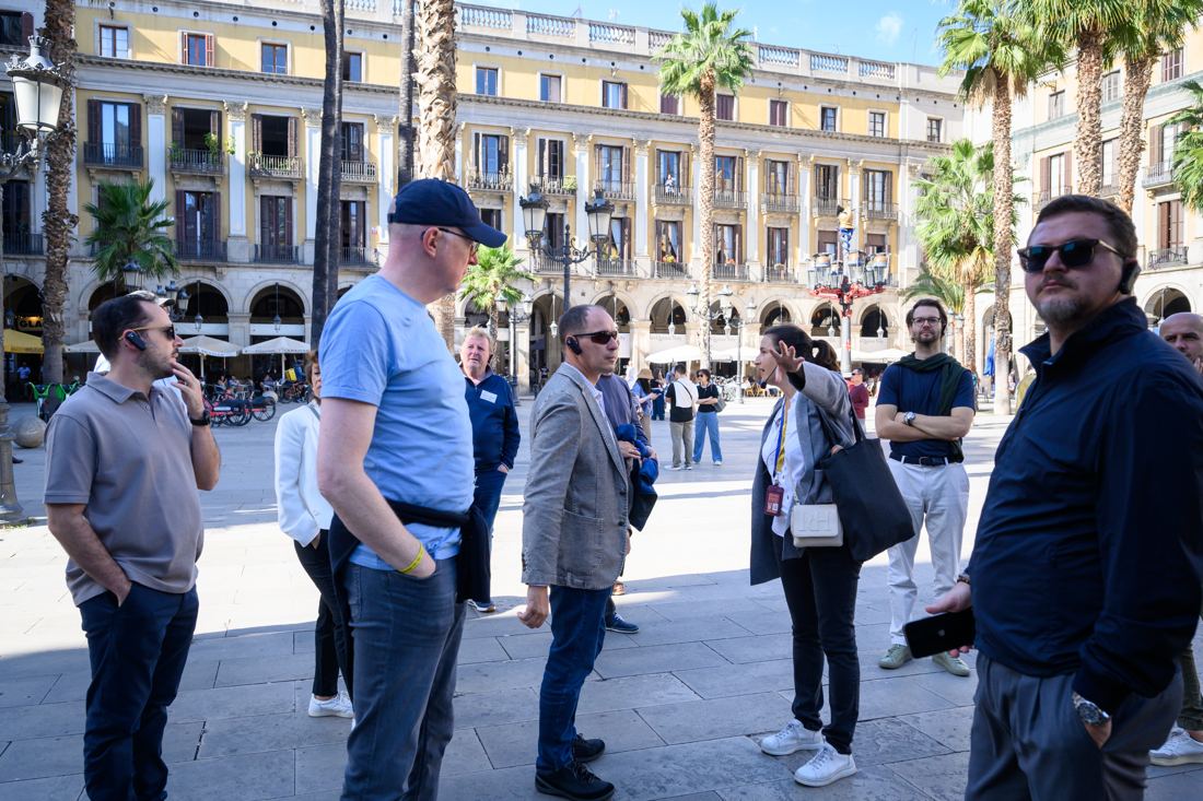 On the ground with a Barcelona in Context guide — Photo © A. Bofill