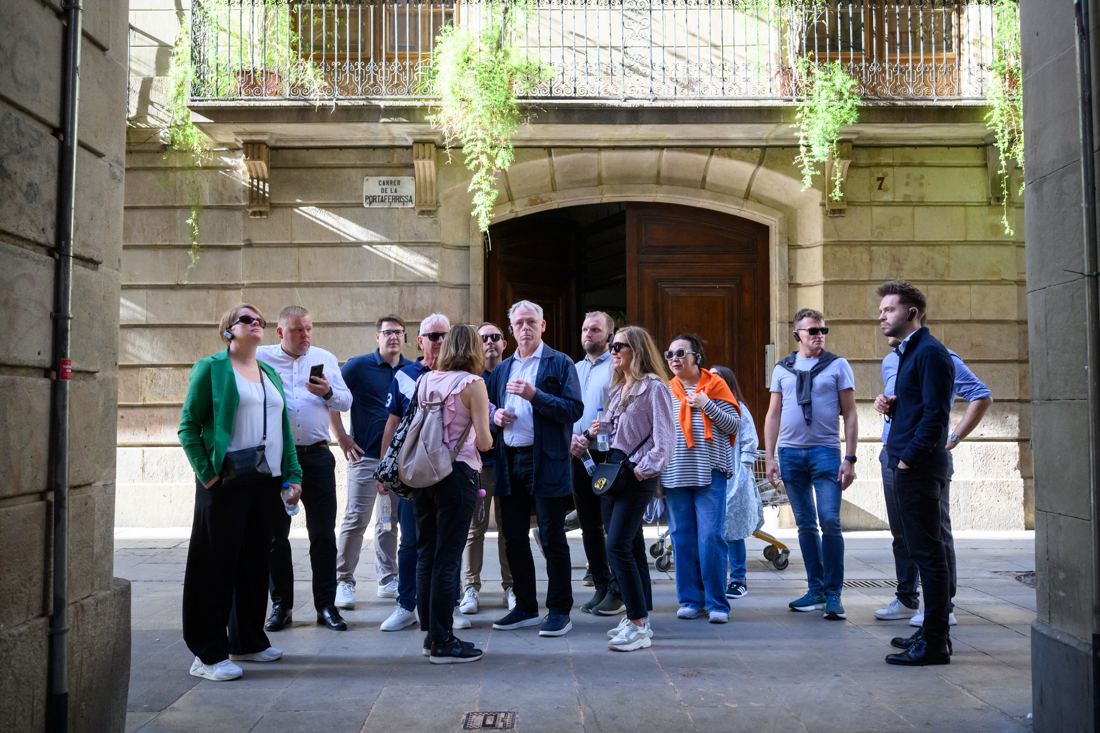 A guide reading the city for a private group — Photo © A. Bofill