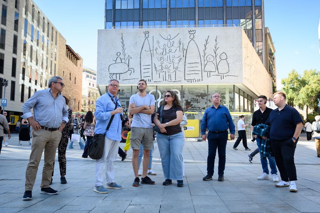 A guided group in the streets of the old town — Photo © A. Bofill