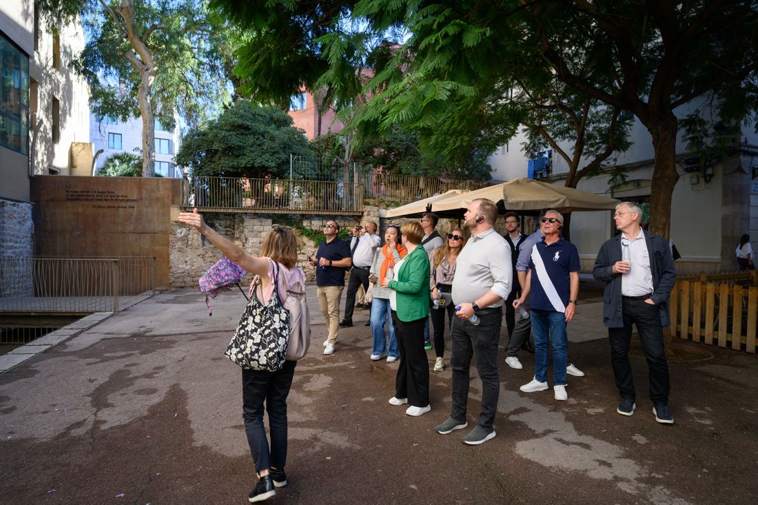 A guide reading the city for a private group — Photo © A. Bofill
