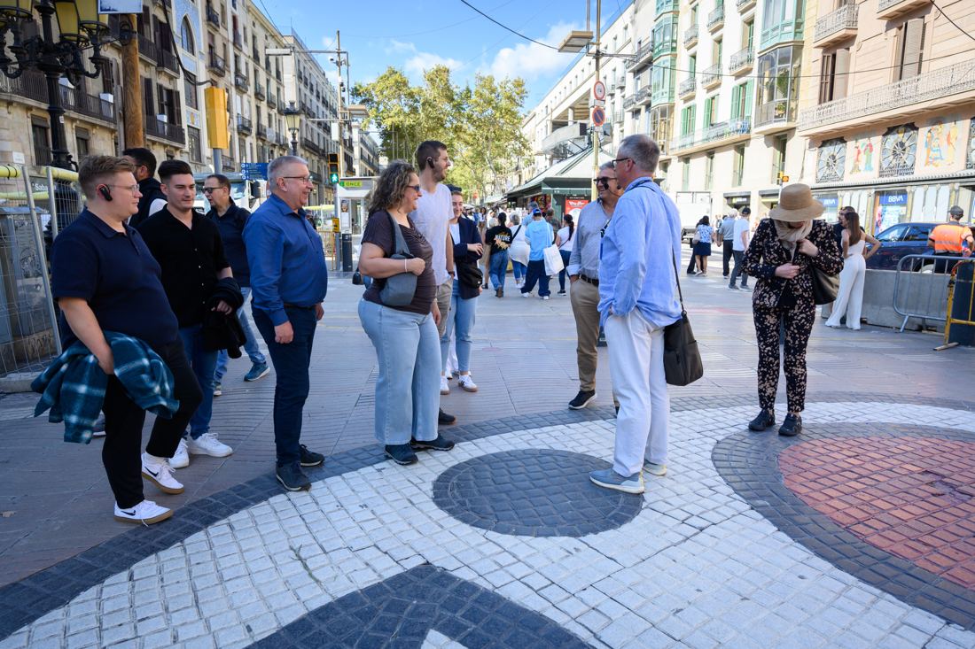 A guided group in the streets of the old town — Photo © A. Bofill