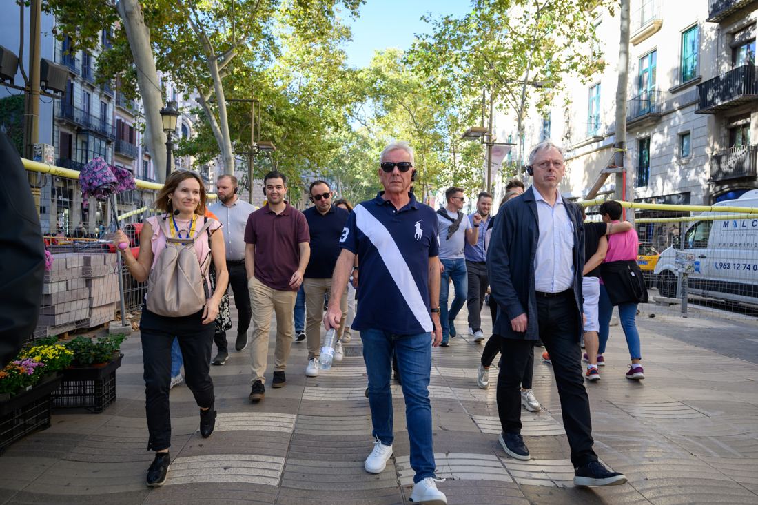 A guide with visitors before a Modernist landmark — Photo © A. Bofill