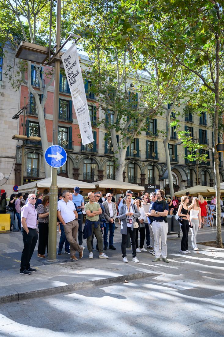 A private group with their Official Guide of Catalonia — Photo © A. Bofill