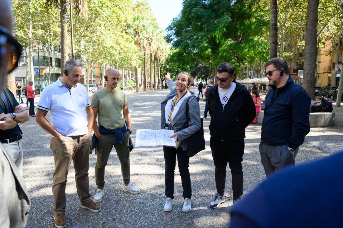 On the ground with a Barcelona in Context guide — Photo © A. Bofill