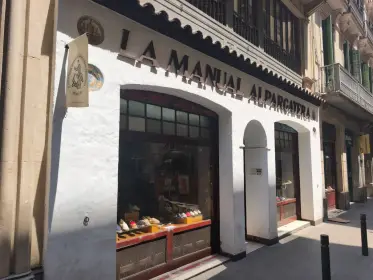 La fachada de La Manual Alpargatera, fabricantes de alpargatas
