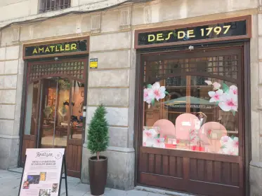 El escaparate de chocolates Amatller, con la fecha de 1797 en el cristal