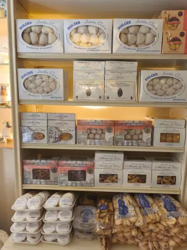 Cajas de galletas y dulces alineadas en los estantes de la tienda