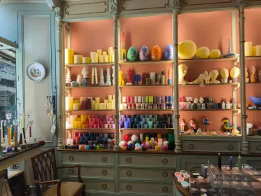 Estantes de velas de colores alrededor de la tienda