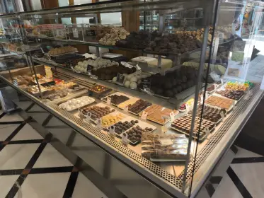 Una vitrina de bombones y pastelitos