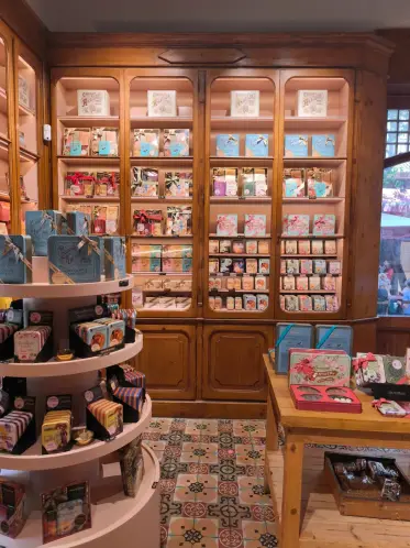 Vitrinas de madera acristaladas en el interior de la chocolatería
