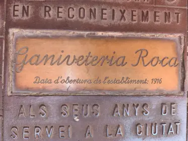 Una placa de bronce en reconocimiento a la Ganiveteria Roca por sus años de servicio
