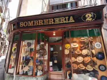 Sombreros expuestos en el escaparate de una sombrerería histórica