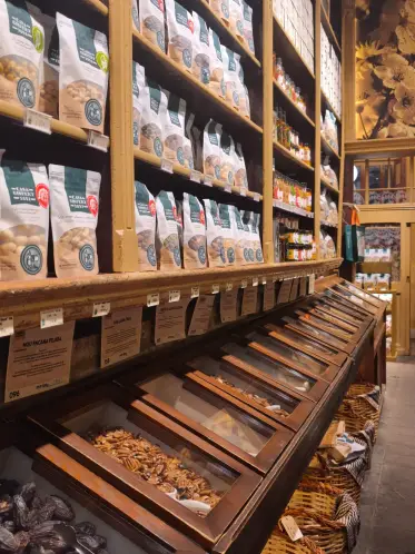 Cajones y estantes de madera con frutos secos y fruta deshidratada