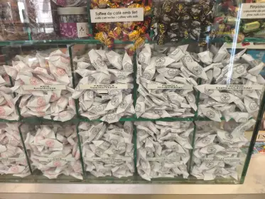 Bandejas de merengues envueltos y dulces tradicionales