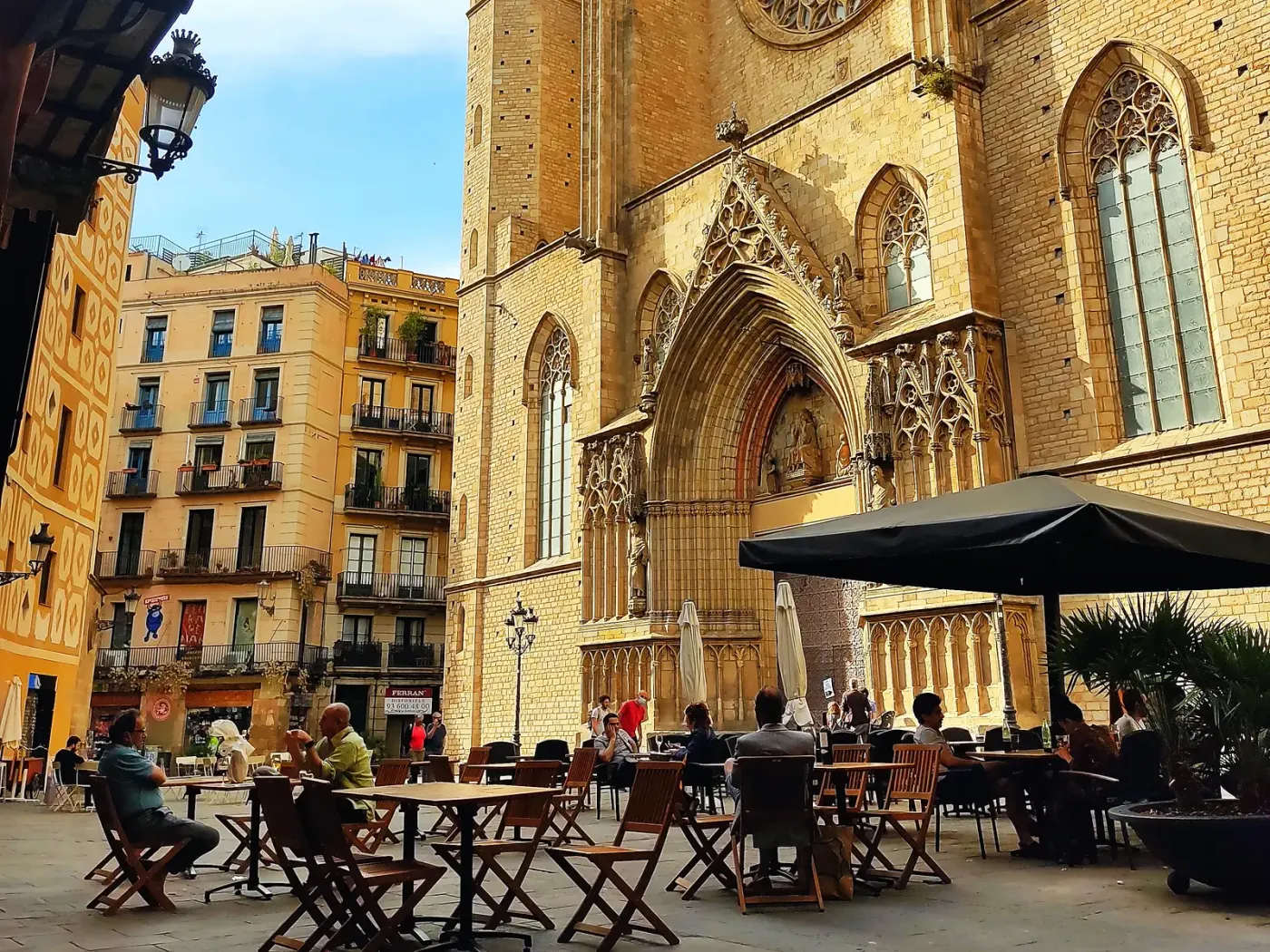 Santa Maria del Mar alzándose sobre las terrazas de su plaza