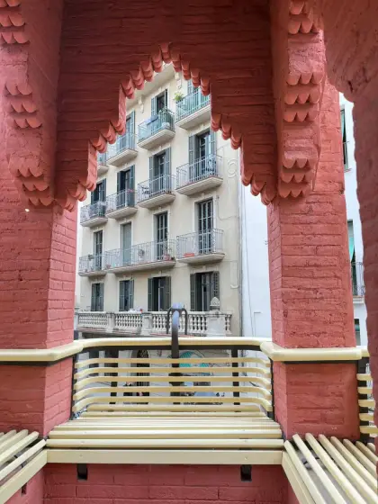 El arco de ladrillo rojo y la balaustrada de la terraza