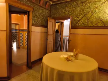 Una mesa dispuesta en el comedor de paredes ocres