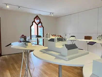 Maquetas de arquitectura expuestas en una sala blanca