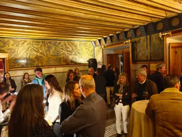 Invitados en una recepción privada en la sala dorada