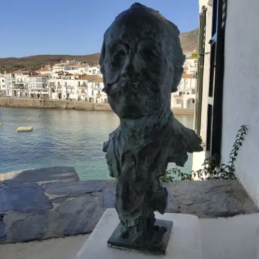 A bronze bust of Dalí looking out over the water