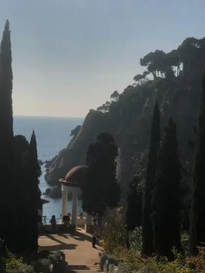 Cipreses enmarcando el mar, con el templete clásico del jardín en la terraza
