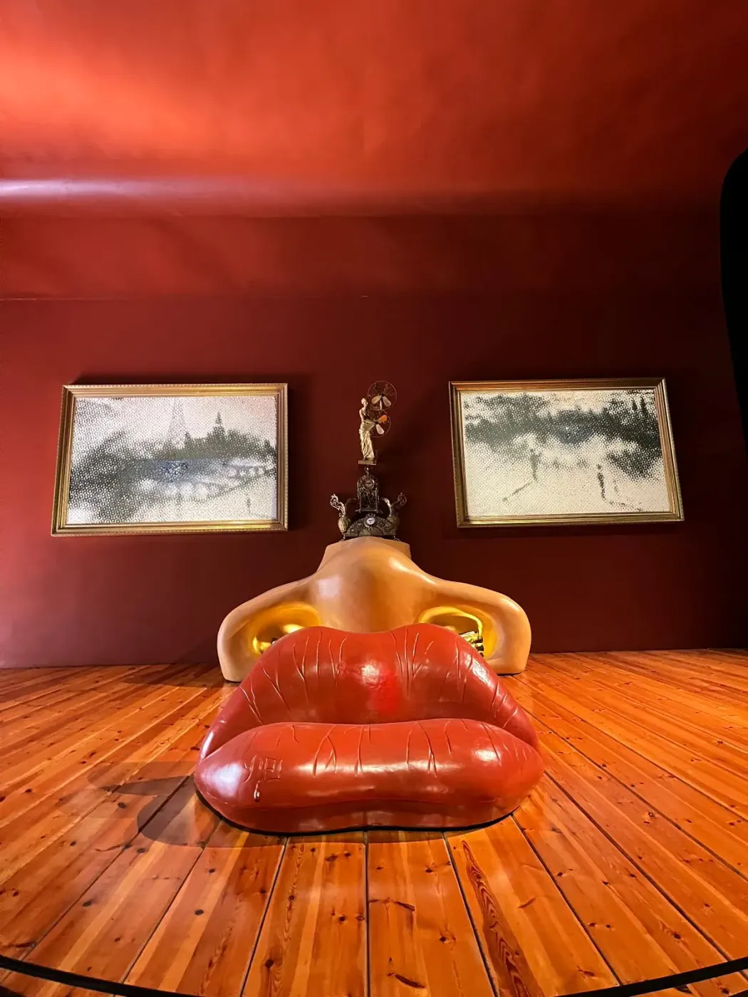El sofá de labios de Mae West en su sala roja del Teatro-Museo Dalí