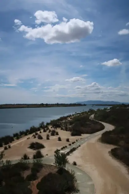Una llengua de sorra corbant-se a la llacuna, amb matoll fixant les dunes
