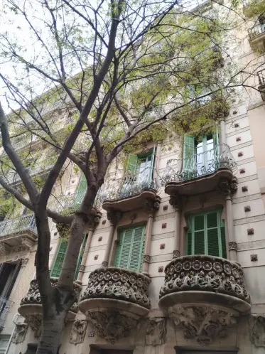 Balcones de piedra tallada en un edificio modernista