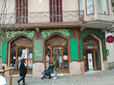 La fachada modernista verde de la farmacia Puigoriol