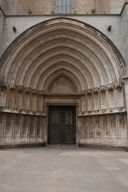 La profunda portada gótica en arco de la catedral de Girona