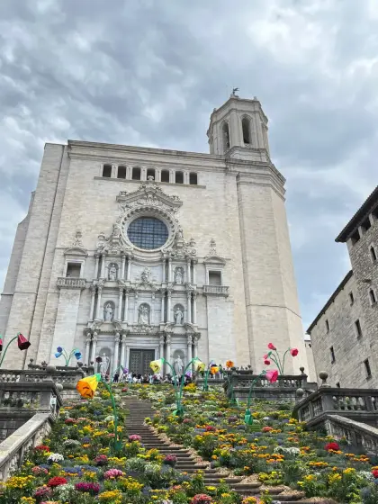 La gran escalinata de la catedral cubierta de flores