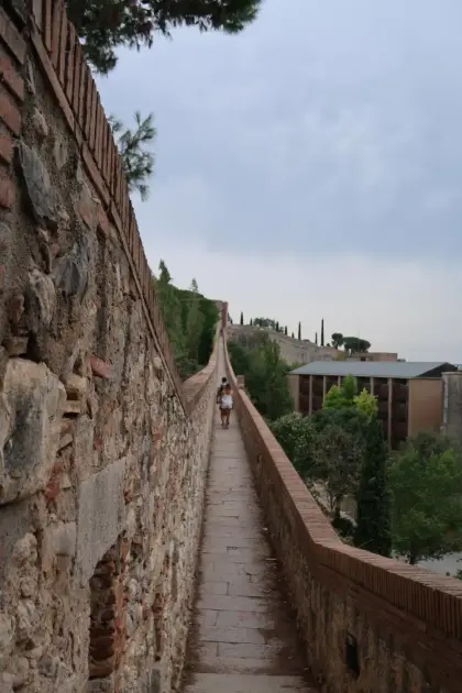 El paseo por lo alto de las murallas medievales de Girona