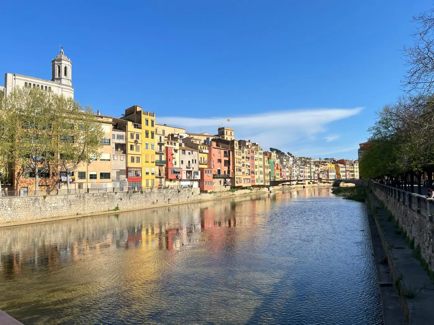 Las casas pintadas del Oñar reflejadas en el río, con la catedral arriba