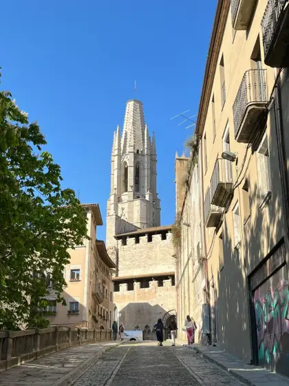 Una calle de piedra que sube junto a la torre de Sant Feliu