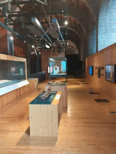 Vitrines il·luminades en una de les sales d’exposició del museu