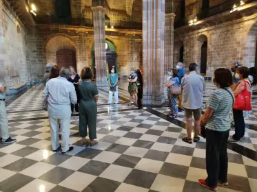Visitants sobre el terra escacat de marbre del saló de la Llotja