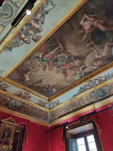 El sostre pintat i daurat sobre els murs vermells de la Llotja