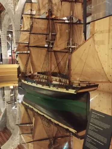 Una maqueta aparellada d’un gran veler de la col·lecció
