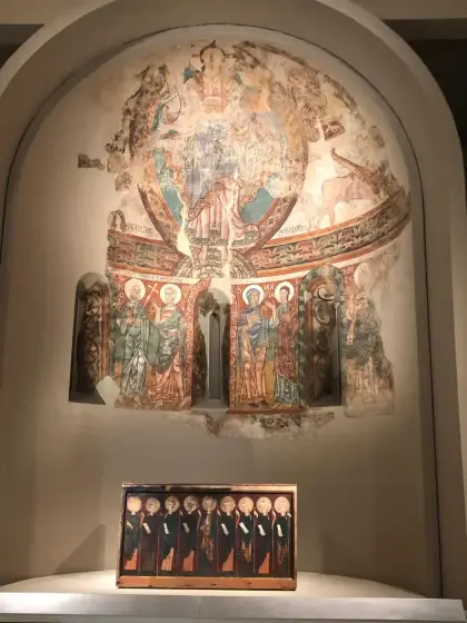 Un fresc absidal romànic reinstal·lat a les sales, sobre un frontal d’altar pintat