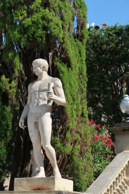 Una figura de marbre entre els xiprers dels jardins del museu
