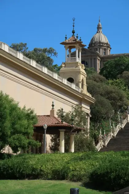 Les torres del Palau Nacional alçant-se sobre els jardins de Montjuïc