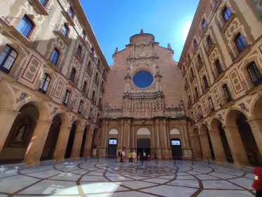 L’atri amb el seu paviment de dibuixos davant la basílica